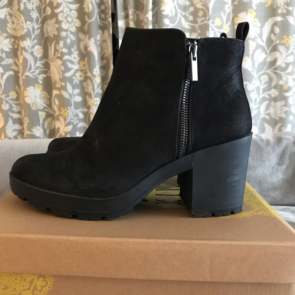 Black chunky heel bootie size 8.5